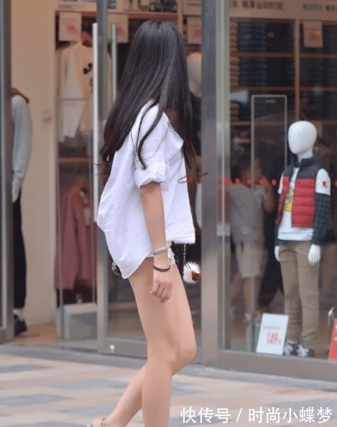 小狗 白色衬衫是这样穿的!感性又有骨感,小狗看到也非常欢喜