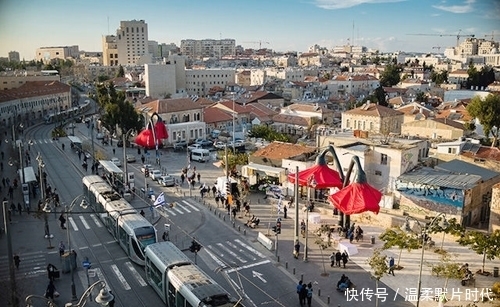  开放|街头上这4朵大红花，通过“感应”给过路行人阴凉，自如开放