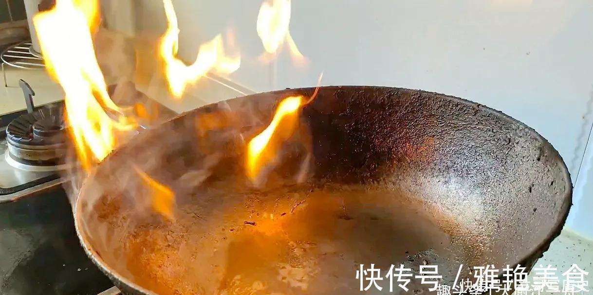 锅底|铁锅,锅底黑垢油污多怎么去除?教你一招,铁锅立马变新锅