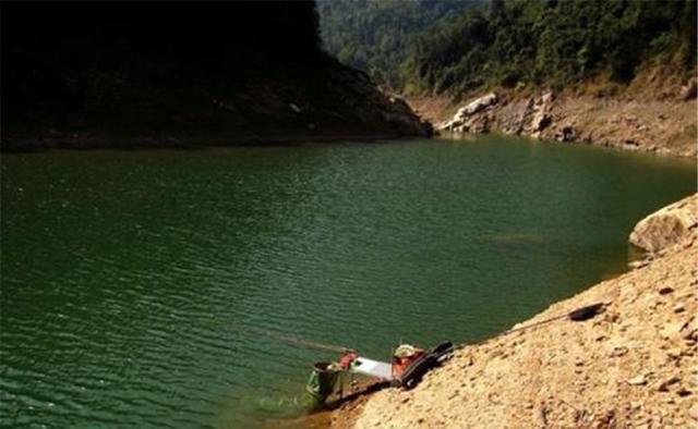 夏季|夏季野钓,钓位选择要灵活,天气不同、时间不同,出鱼位置有变化