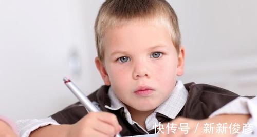 老师|9岁男孩写“印刷体”，网友怒赞当代王羲之，老师却说：影响成绩