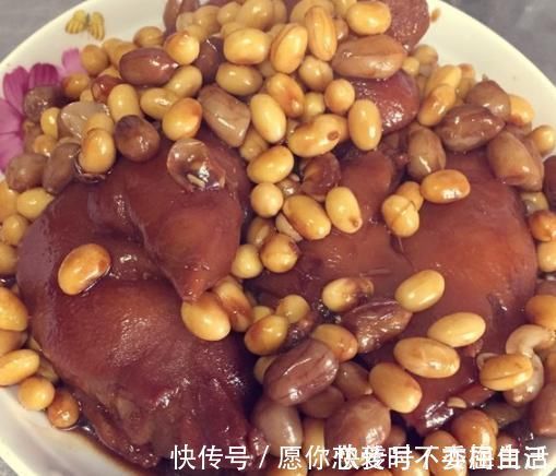 炖猪蹄时,直接焯水就错了,这1步不能省,多数人忽略了,很重要