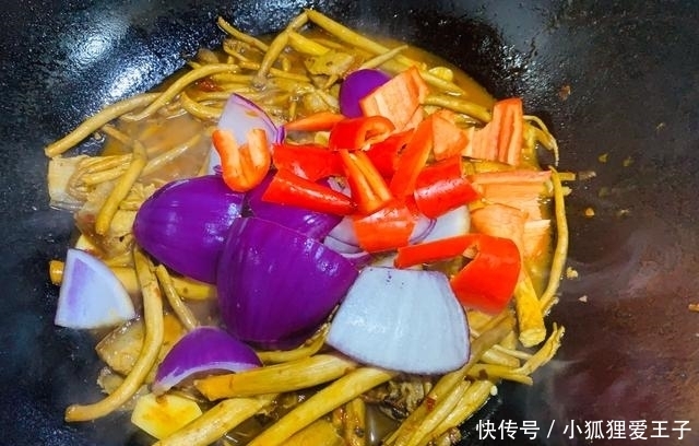 下饭|茶树菇除了炖汤,炒着吃更香,配上五花肉,咸香可口,下饭美味