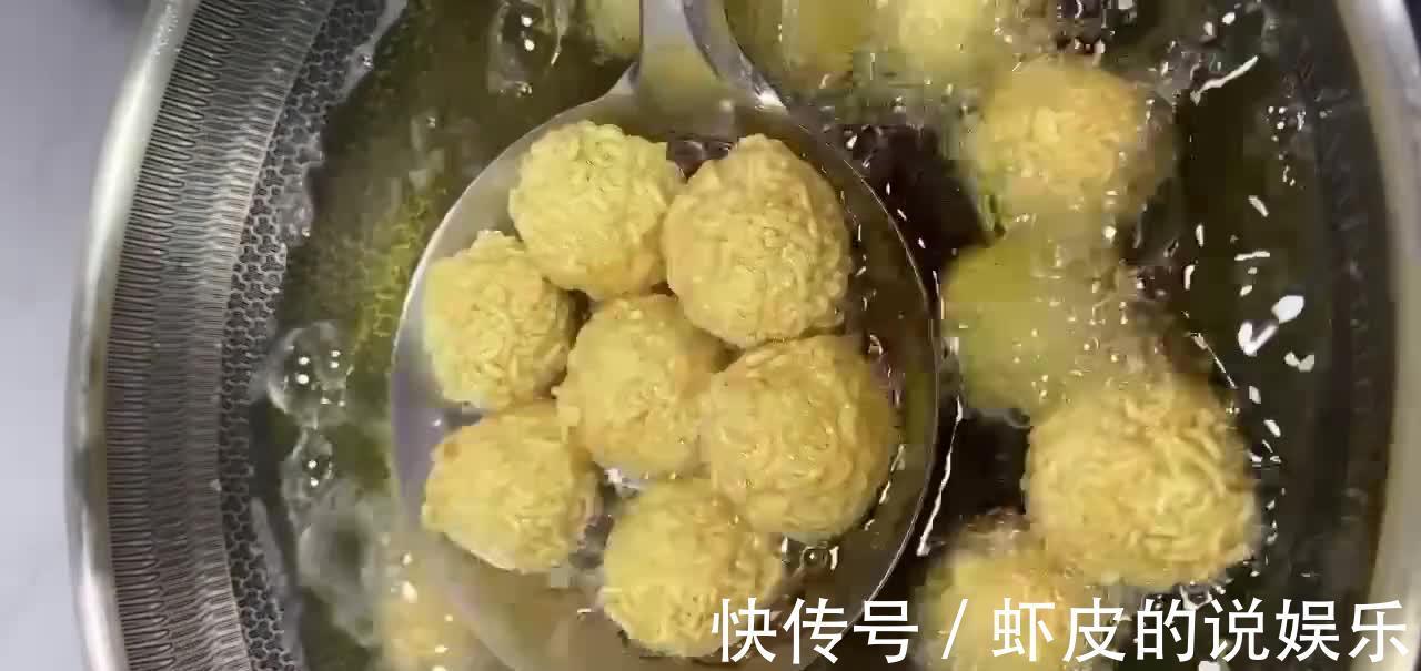 炸香蕉时，没有面包糠怎么办？试试方便面，外酥里香孩子喜欢