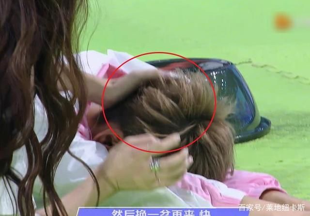 宁静在节目上，被水盆砸下来时，孟佳下意识的反应暖心又好笑