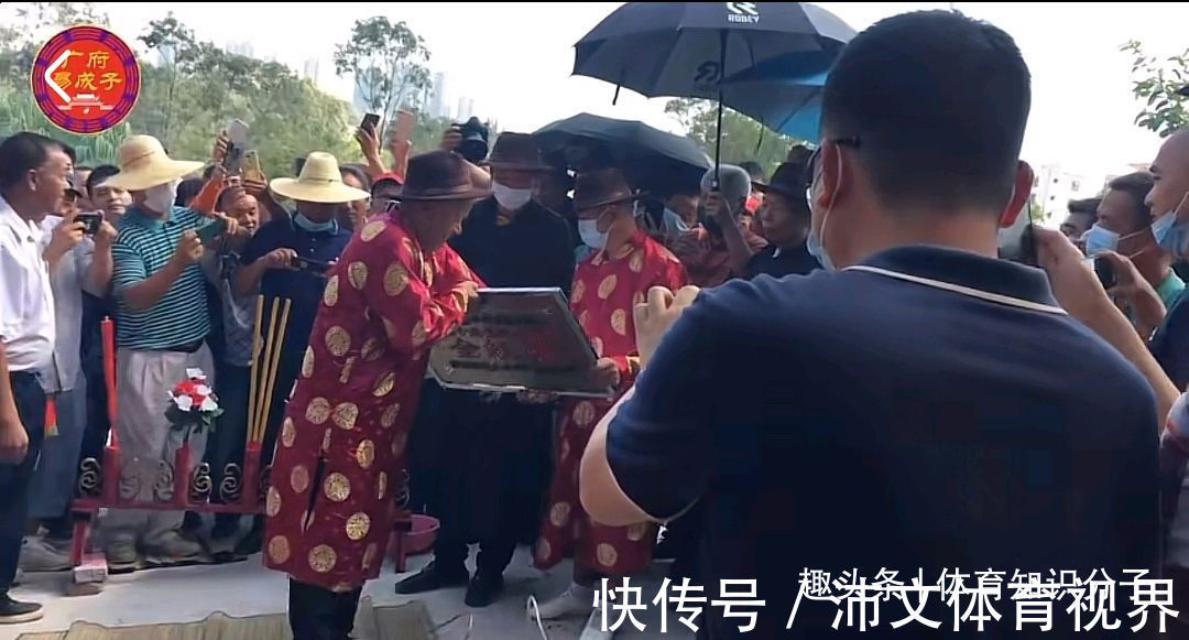 中国跳水队|全氏子孙骄傲！老族长把金色奖牌颁给全红婵老爸，全爸心情激动