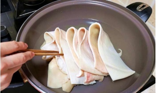 猪皮这样吃才叫爽,不炒也不炸,一次做一锅,一锅都不够吃