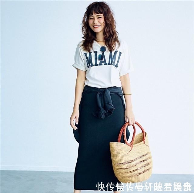 t恤 今夏请这样穿：“白T恤+过膝裙”，优雅减龄，每套都透着高级感