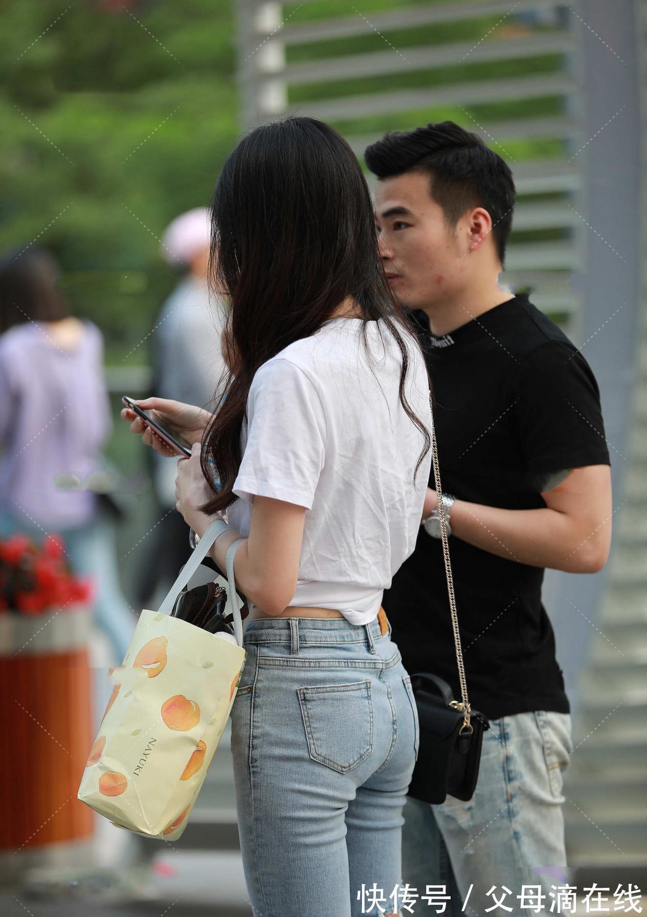 牛仔裤|街拍:2闺密逛街,牛仔裤配上单鞋,既舒适百搭,显青春活力