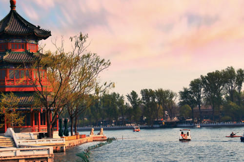 一步一景的历史文化景点，湖泊旁有10座古佛寺，就在北京