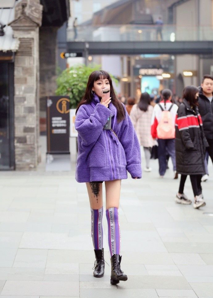 长发披肩|长发披肩的小美女,白色的长款大衣搭配高跟鞋,时髦又大气