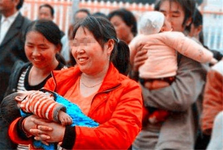 老人|儿媳二胎生下孙女,爷爷奶奶笑得合不拢嘴,孙子:是我够不可爱吗