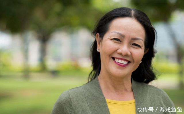 女人过了50岁,2种食物可以多吃,养骨护关节,人也更显年轻