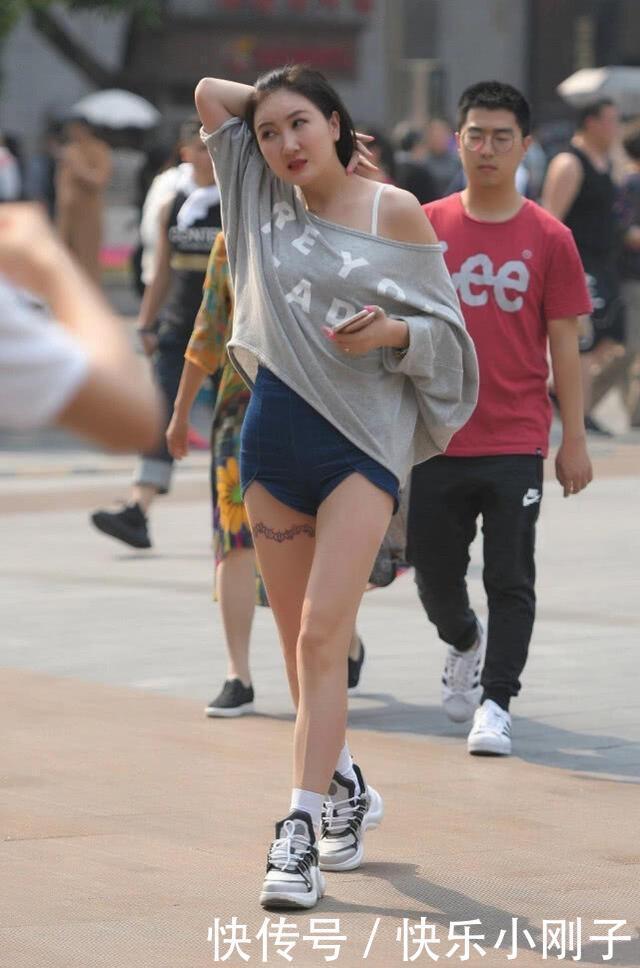 热裤|露肩装搭配超短热裤,粉色的指甲很“抢眼”,尽显与众不同的气质