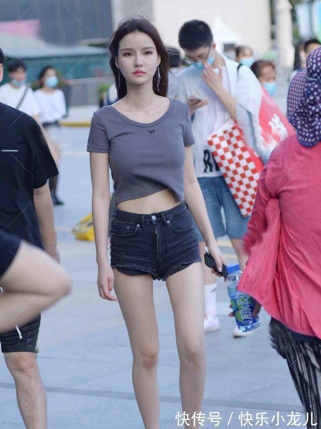 毛边 灰色设计感上衣搭配蓝色毛边打底裤,清爽温暖,突出腿部的纤细