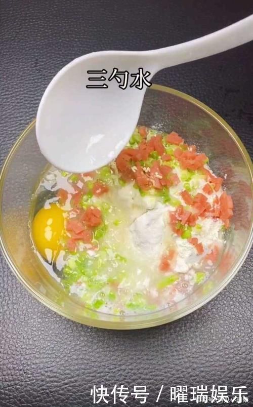 鸡蛋饼最快做法,手不沾面,早餐不用出去买了,在家就能做