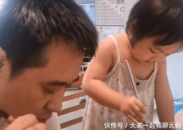 老爸|熊孩子和老爸饭桌上“咬耳朵”，咬牙切齿，最后还瞟了一眼
