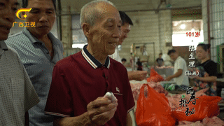百岁老人用食盐刷牙,满口牙齿都是原装,啃起鸡脚毫不费力