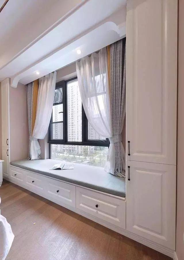 卧室|卧室飘窗别再浪费了,现在流行这样装,能顶上一个大衣柜