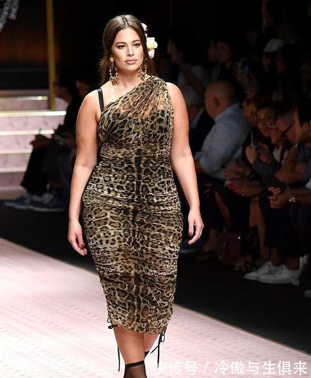 vogue|170斤也能走T台大码超模艾什莉,胯宽腿粗,魅力却不输Gigi!