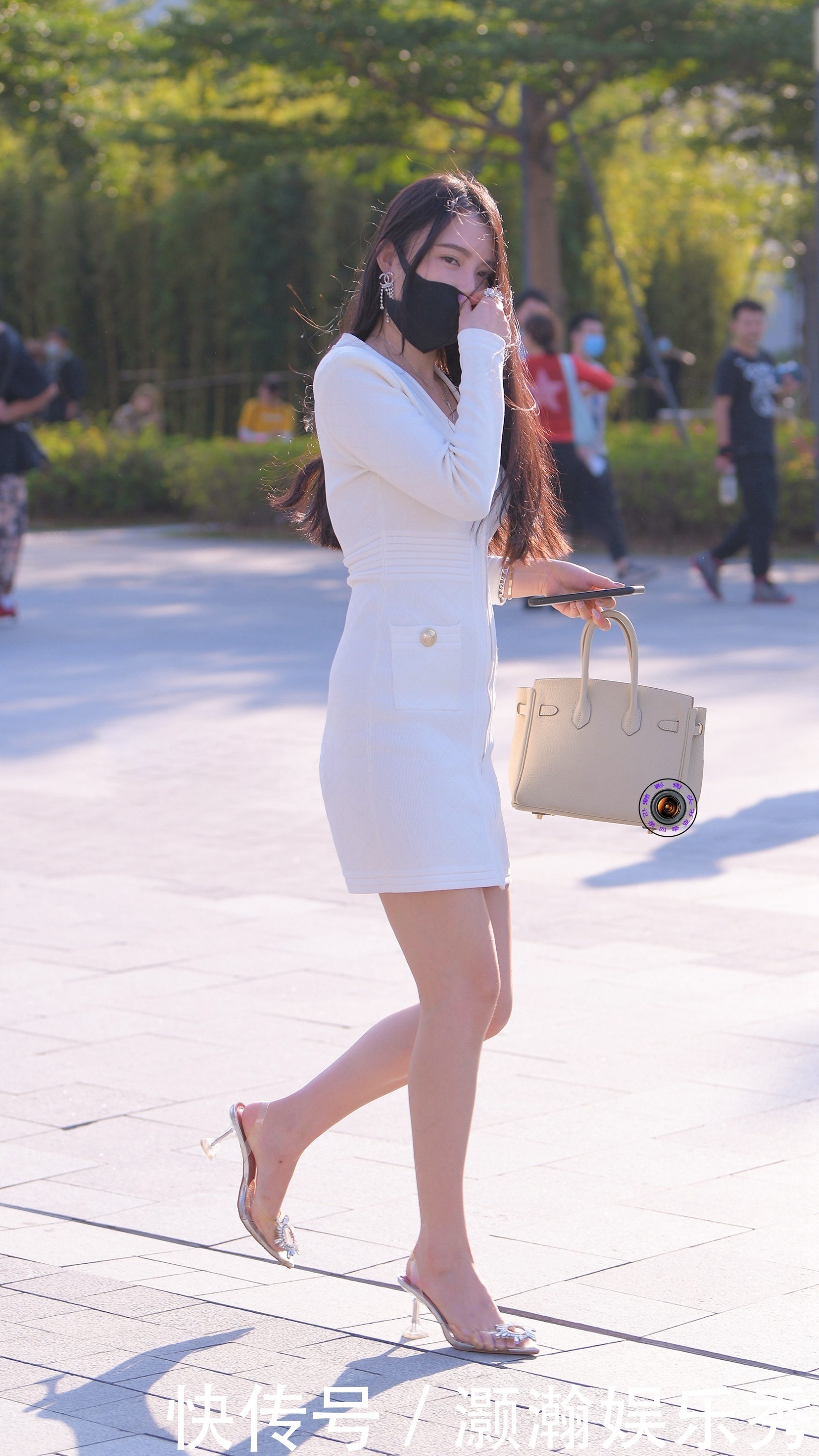 风和日丽的暖冬，针织连衣裙搭配水晶高跟鞋，显身材衬托气质美