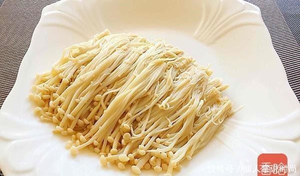 它和金针菇是“黄金搭档”,天冷焖一锅,吃到汤汁都不剩