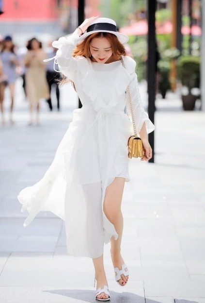 清爽|街拍清爽的白色连衣裙很显优雅气质,尽显小美女曼妙的好身姿