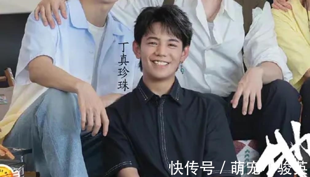 龔俊|《中餐廳5》海報(bào)：姚安娜獨(dú)自站后排，顏值普通頭比周也大一圈