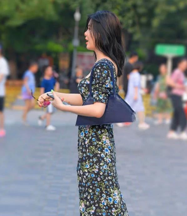 青春|路人街拍，搭配白色的休闲装，轻松穿出青春动感魅力