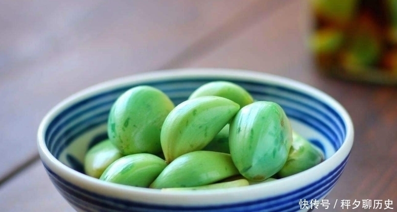 大蒜|泡腊八蒜，直接加醋是大错多做一步，一晚就变绿，酸辣又香脆