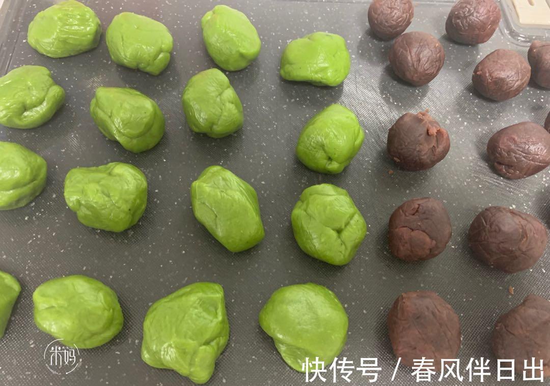 抹茶粉|天热吃这糕点正适合，不烤不炸，冰冷爽口又糯又香，咬一口还爆浆