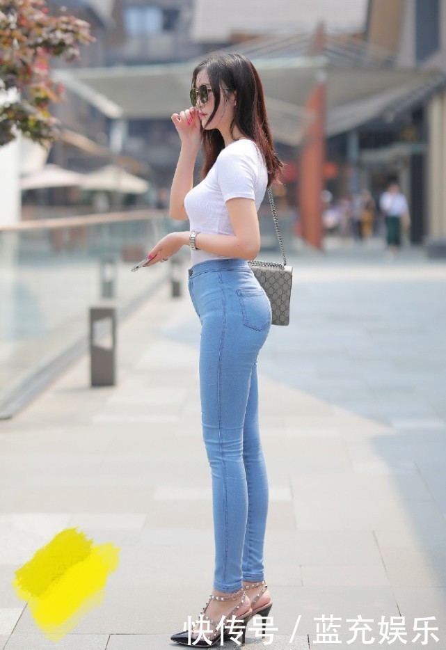 牛仔裤从未过时,小姐姐的简单T恤搭配,就能让牛仔裤美出新高度