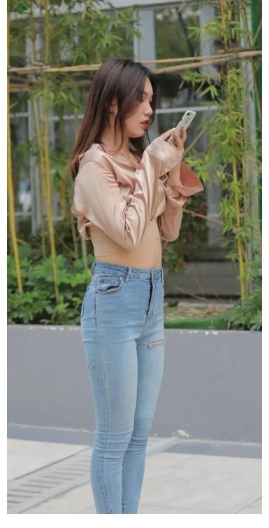 紧身牛仔裤|露脐上衣搭配牛仔裤，时尚优雅，黑色马丁靴，霸气性感