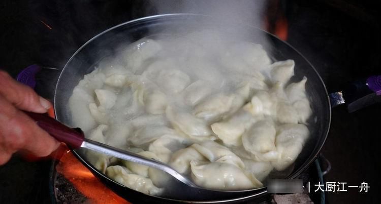 调白菜肉馅饺子，白菜用盐杀水是大错！教你饭店做法，好吃又解馋