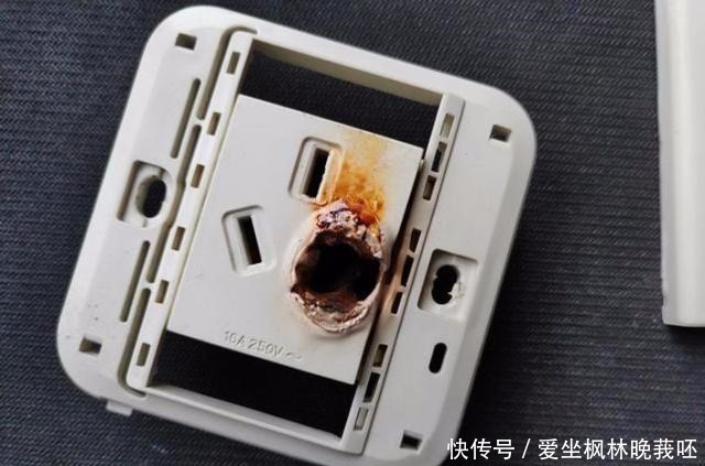 最后气|刚入住插座就烧成碳了，只因装修时多说一句话，业主恨死电工了！