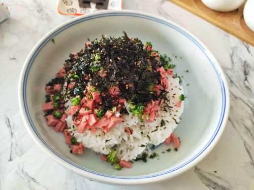 剩米饭新吃法，用手拿着吃，有趣又好吃，孩子一次能吃一碗饭