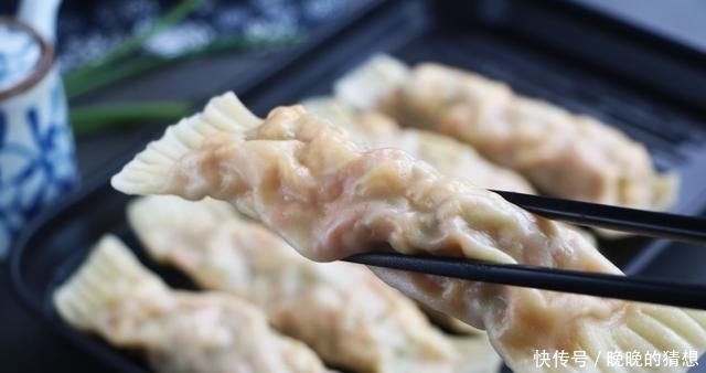 天热别蒸包子，教你懒人吃法，卷一卷8分钟出锅，早餐上桌准吃光