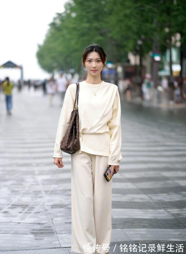 时节 夏末秋初，“卫衣”更时髦的打开方式搭配这4款裤装！