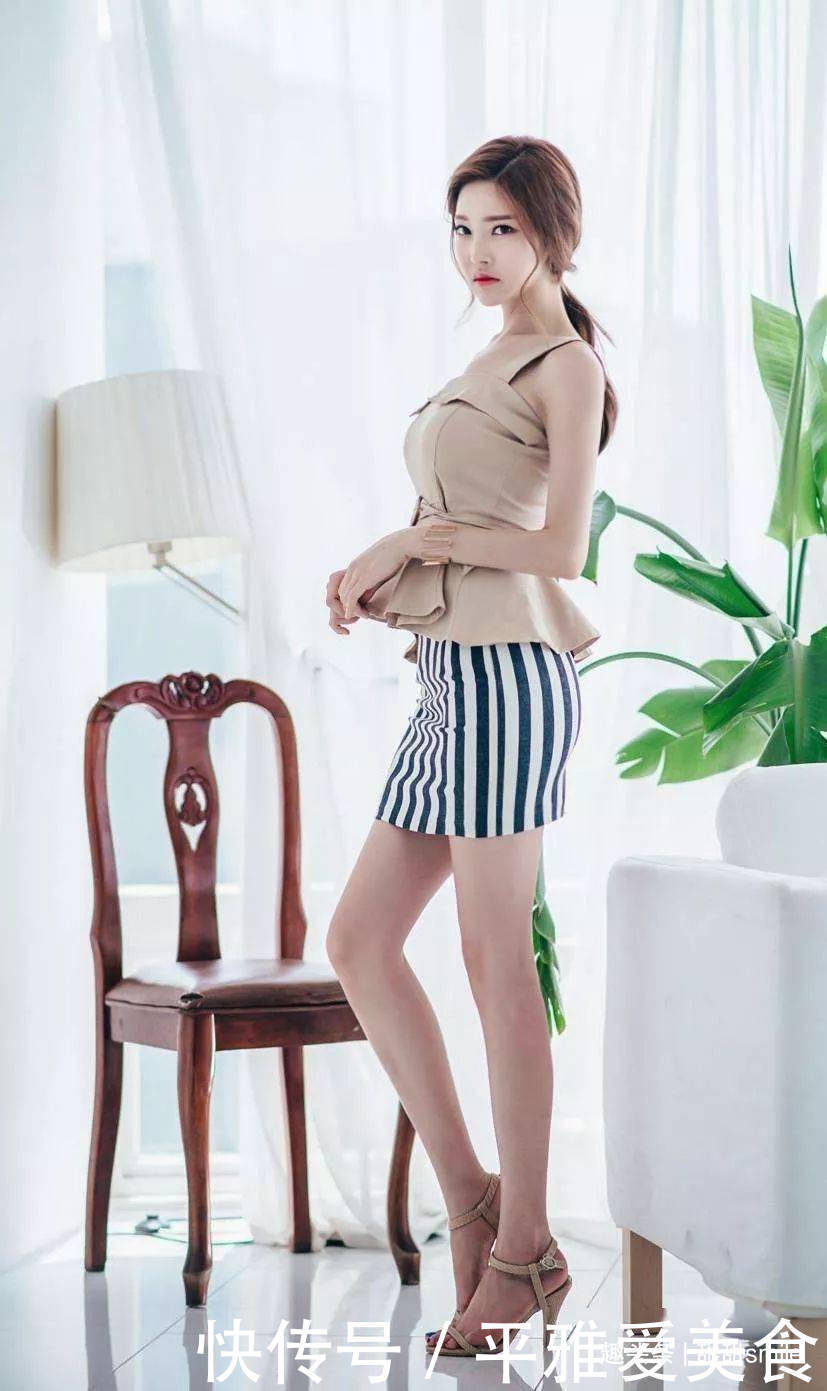 美女脚上搭配一双高跟鞋,在视觉上看起来非常