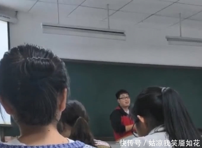 同学们|大学老师布置特殊作业，让学生去买避孕套，学生：觉得太尴尬了！