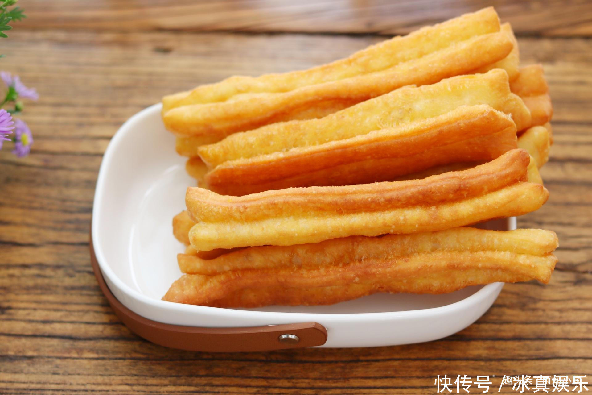 不用1滴水不用泡打粉的安心油条,酥香蓬松,孩子吃更安全