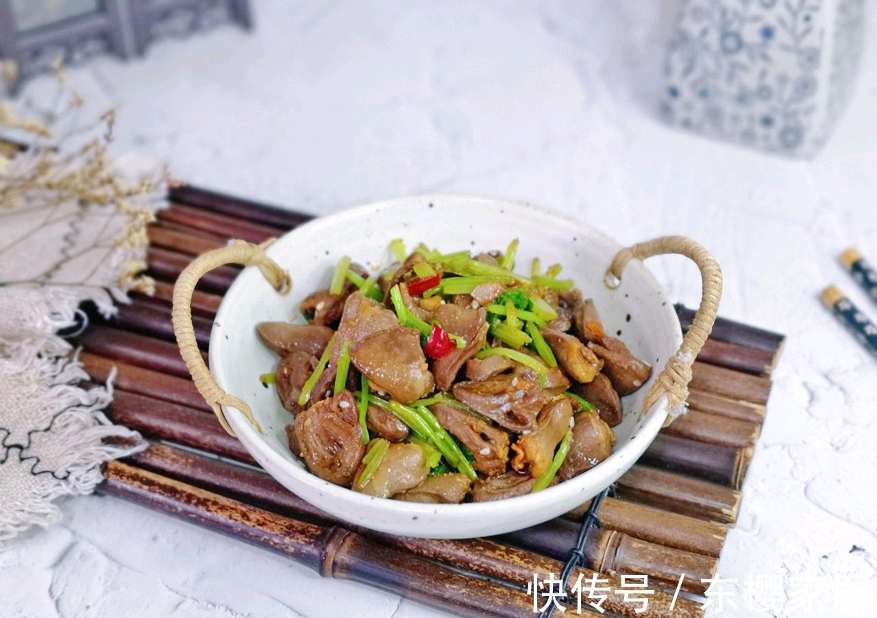 搭配|芹菜和鸭心搭配，简单炒一炒，就是一道好吃的下饭菜