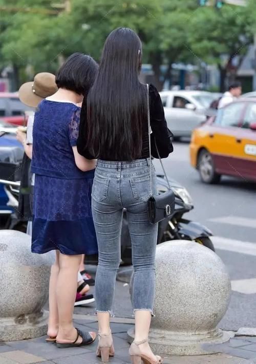 短裤 性感牛仔打底裤搭配黑色时尚上衣,百搭不出错,相当的协调和亮眼