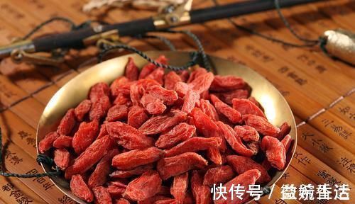 延缓衰老|枸杞早上吃和晚上吃哪个好?每天吃多少粒最佳?怪不得一直吃没效