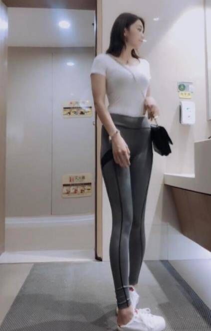 搭配|瑜伽裤搭配上衣，穿出了少女的青春气息！性感十足！！！