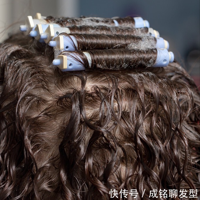 卷度|烫发后必须三天才能洗头?这样做可能更伤头发,看完这三点就知道