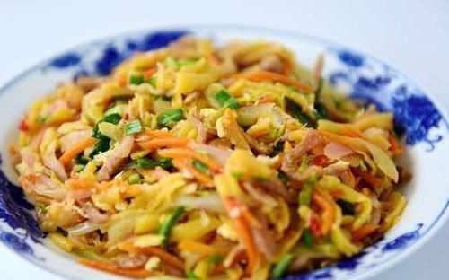 炒粉条时,焯水后不能直接炒,教你此做法,粉条根根分明,不成坨