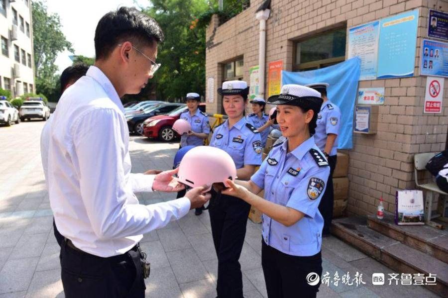 教师节|在学校传达室设头盔临时借用处，济南交警安全头盔驻校园活动启动