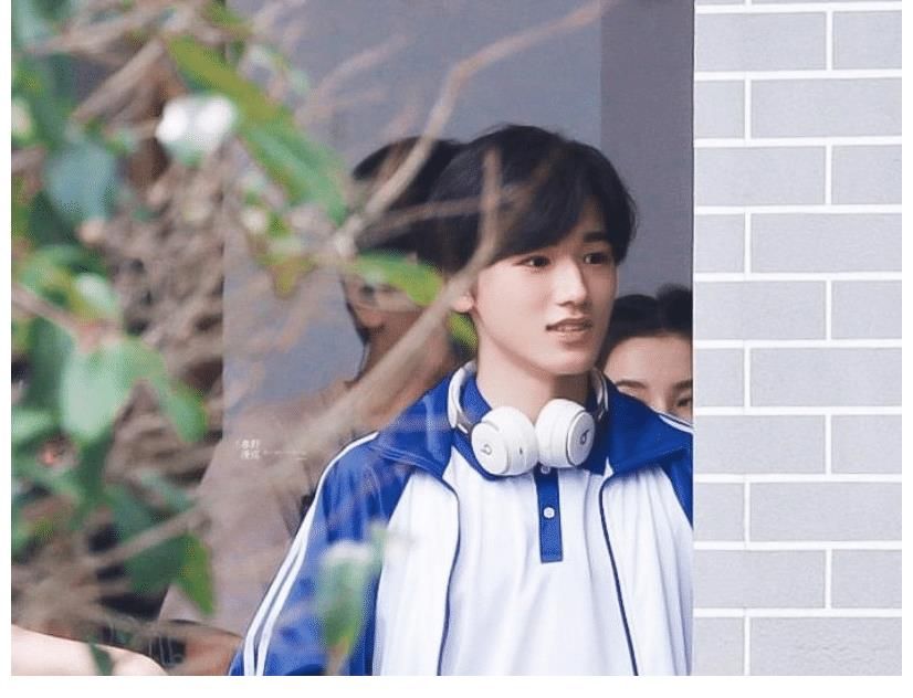 养眼|《萌探》最新路透,以为宋亚轩够养眼,却被穿校服的刘耀文帅迷糊