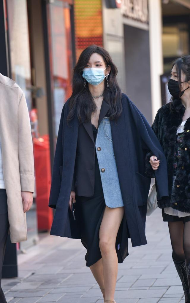 短裙|如何配直筒裤更合适？一身短裙高高瘦瘦的，非常时髦